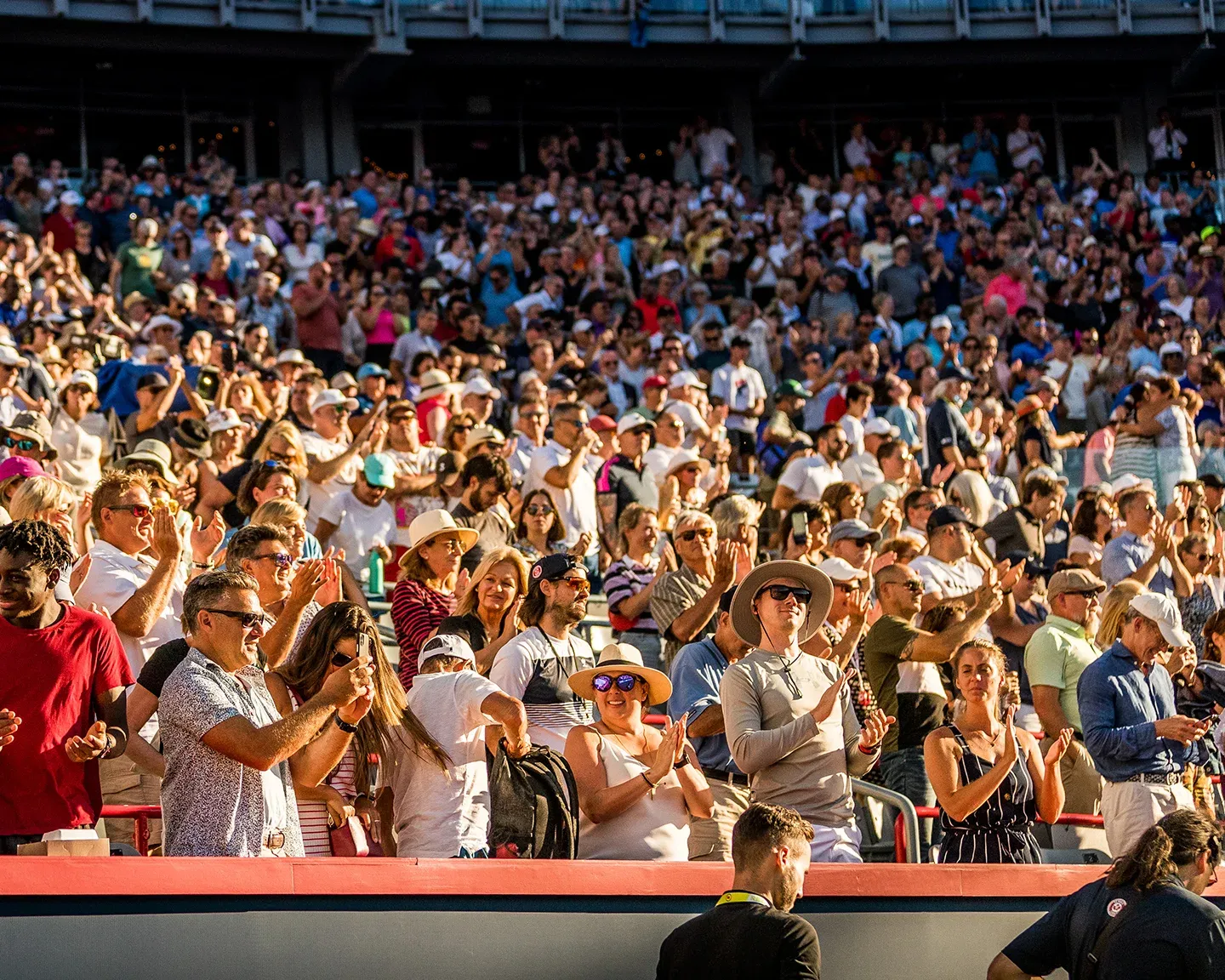 Une foule nombreuse applaudit lors d'un match au tournoi OBN.