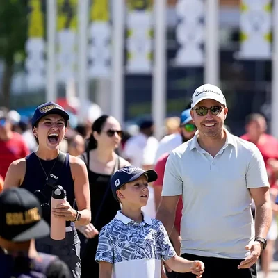 Un groupe de personnes profitant d'une journée au tournoi OBN, avec une personne acclamant avec enthousiasme.